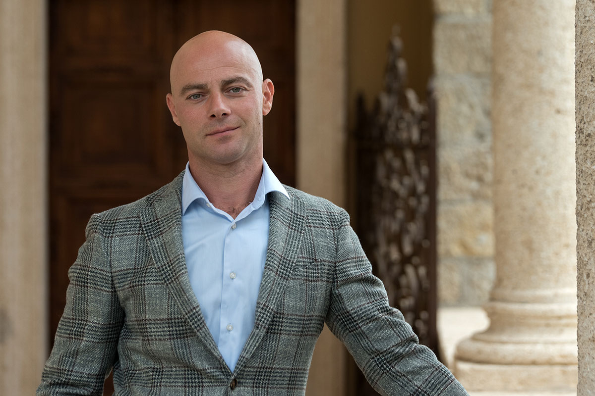 ritratto architetto micol maiga con il cane